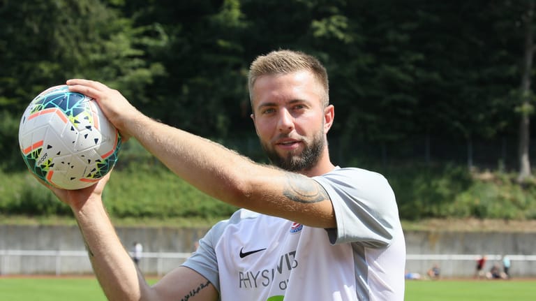 Daniel Szczepankiewicz hält einen Ball: Er steht für den Wuppertaler SV im Tor.