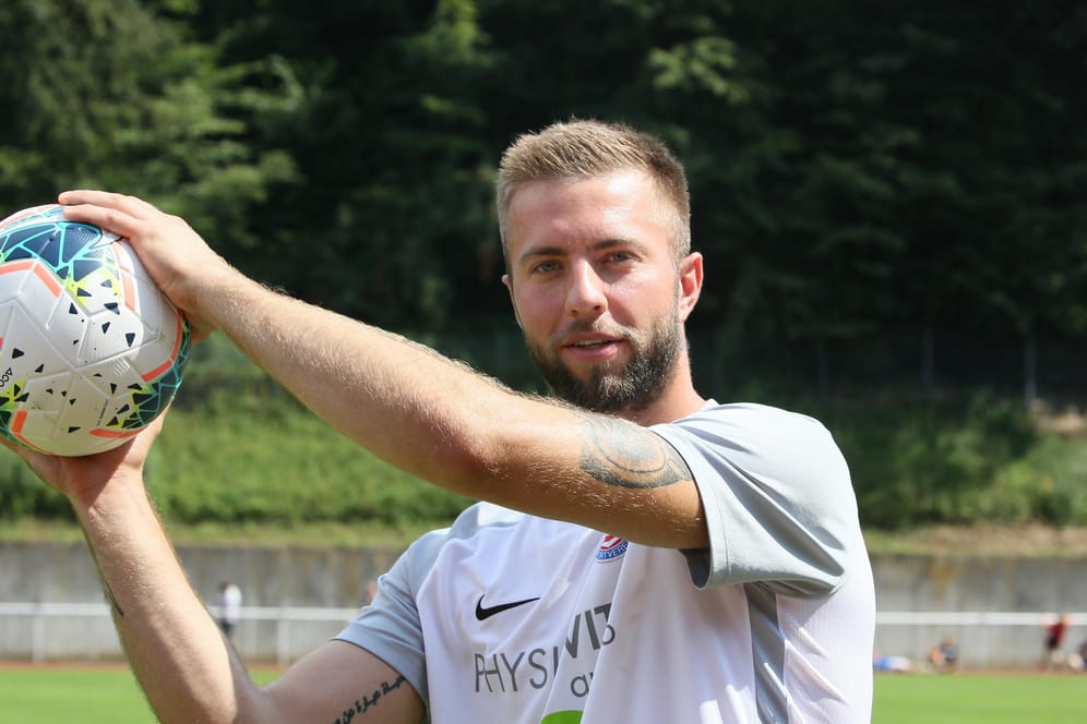 Daniel Szczepankiewicz hält einen Ball: Er steht für den Wuppertaler SV im Tor.
