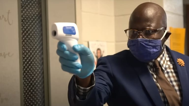 Vorkämpfer für die Hygieneregeln: Schulleiter Quentin Lee aus Alabama in seinem Musikvideo.