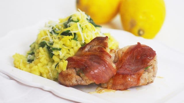 Das Zitronen-Risotto wird noch mit Babyspinatblättern verfeinert, das Saltimbocca aus Schweinefilet zubereitet.