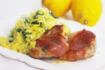 Das Zitronen-Risotto wird noch mit Babyspinatblättern verfeinert, das Saltimbocca aus Schweinefilet zubereitet.
