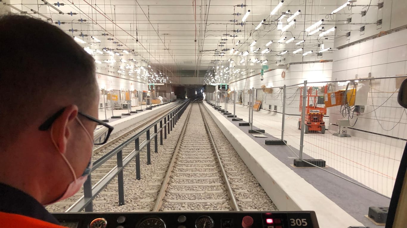 Eine Straßenbahn fährt während einer Testfahrt durch einen Tunnel des Verkehrsprojektes Kombilösung unter der Kaiserstraße: Ein erster Test war erfolgreich.