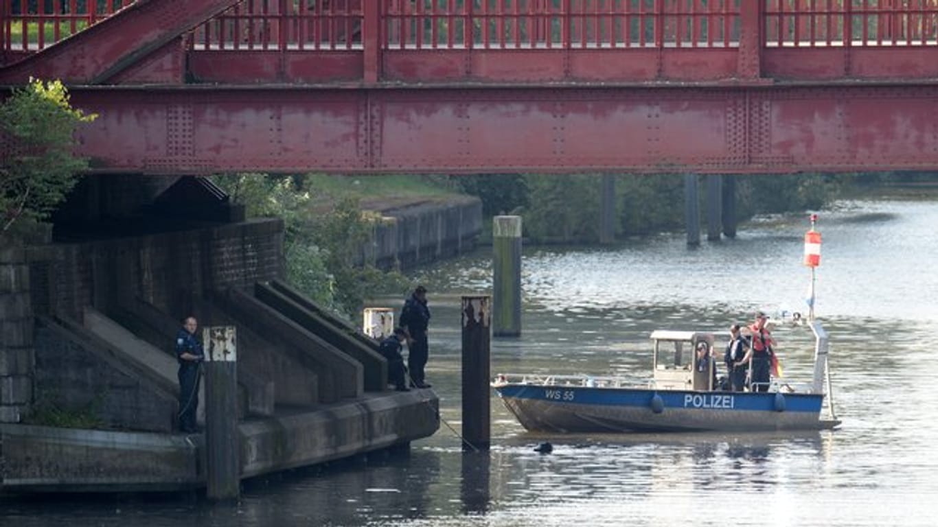 Taucher der Polizei suchen im Tiefstackkanal nach Leichenteilen einer getöteten Prostituierten in Hamburg.