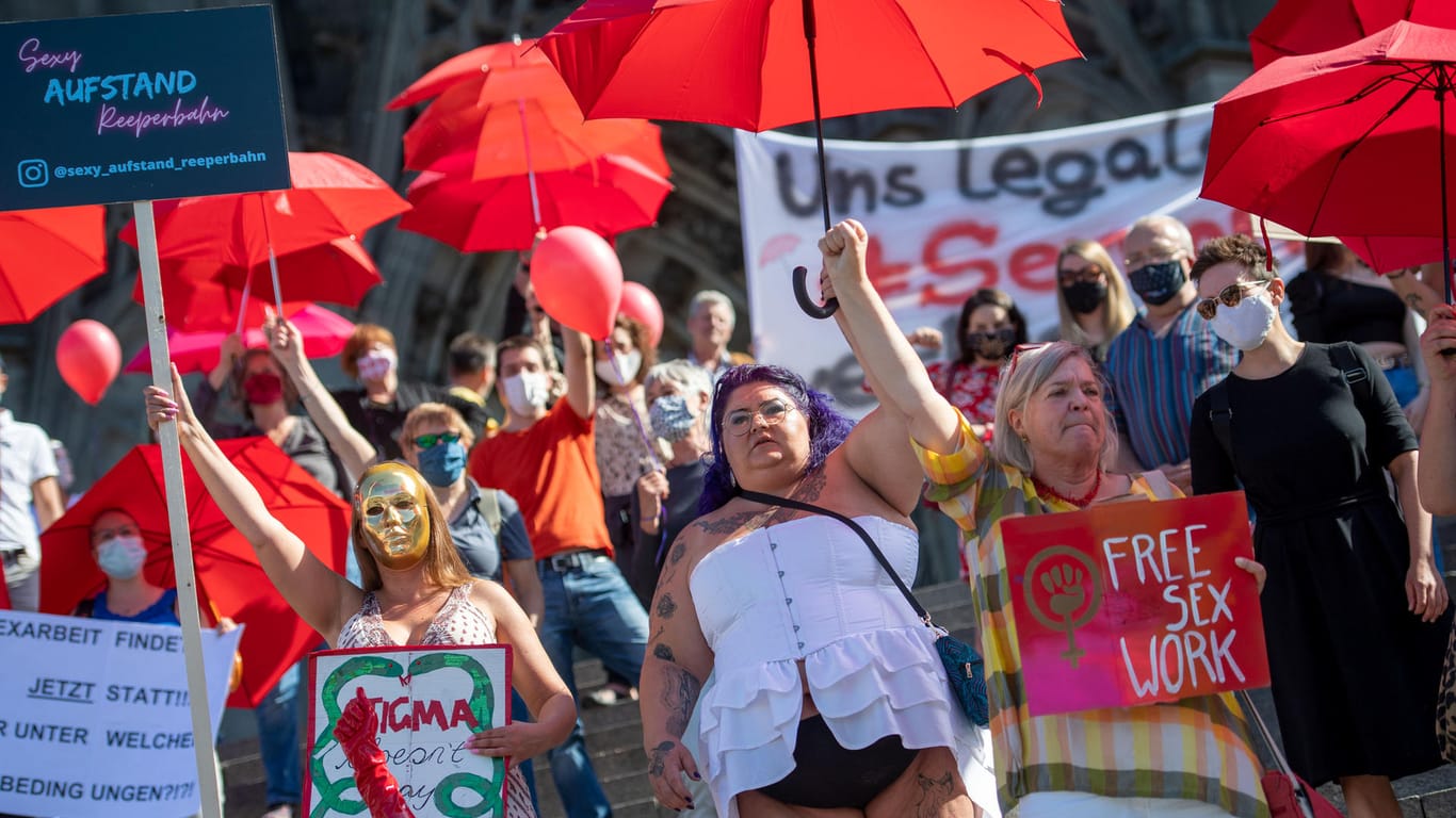 Sexarbeiterinnen demonstrieren gegen das Corona-Arbeitsverbot: Trotz Lockerungen für andere Branchen blieben Prostitutionsstätten deutschlandweit geschlossen.