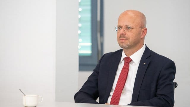 Die brandenburgische AfD-Landtagsfraktion berät über die politische Zukunft von Andreas Kalbitz. Die brandenburgische AfD-Landtagsfraktion berät über die politische Zukunft von Andreas Kalbitz.
