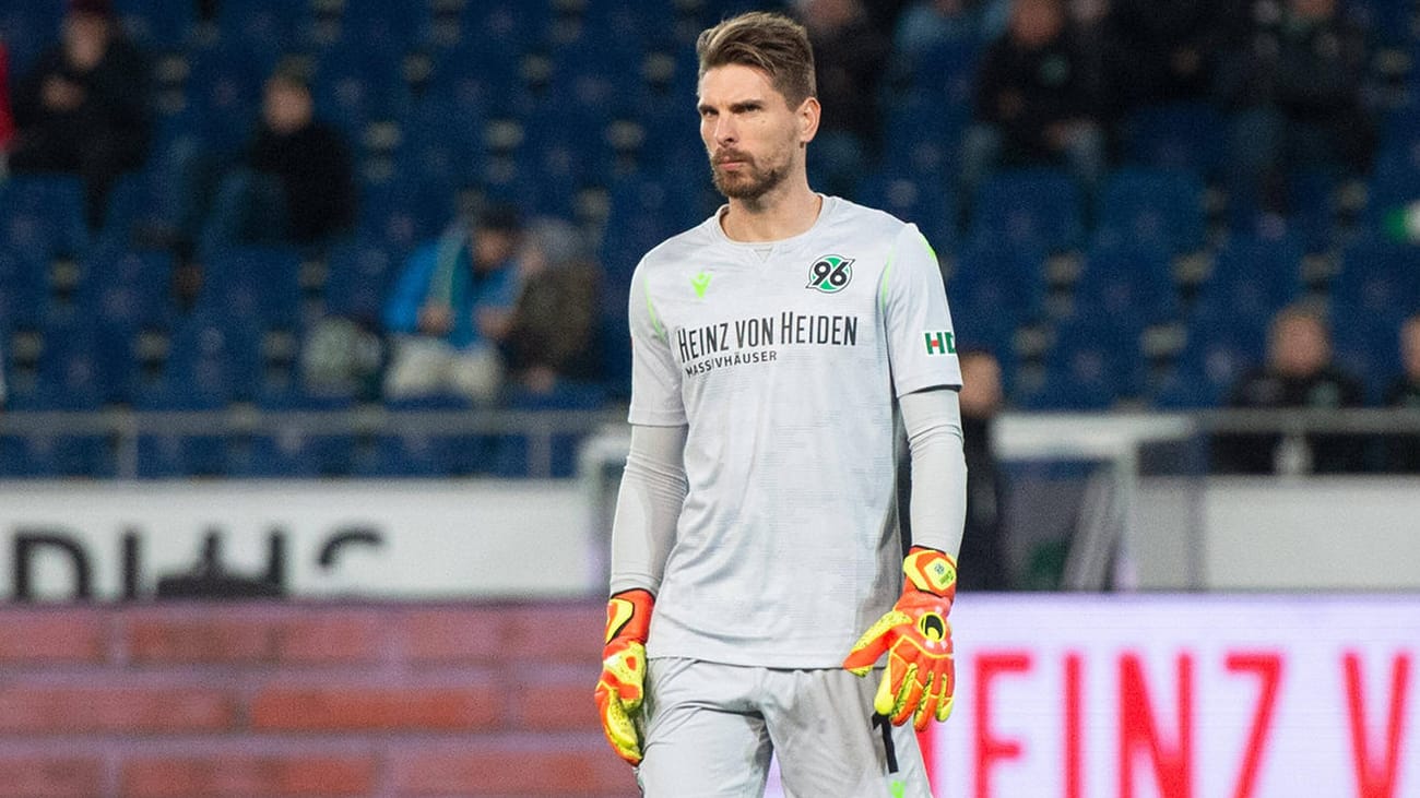 Ron-Robert Zieler hat seinen Stammplatz in Hannover schon wieder verloren und steht vor einem Wechsel.