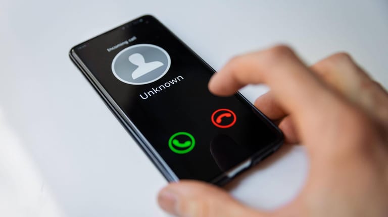 Ein Smartphone mit unbekanntem Anrufer (Symbolbild): Immer wieder melden Nutzer unerwünschte Nummern.
