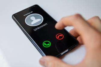 Ein Smartphone mit unbekanntem Anrufer (Symbolbild): Immer wieder melden Nutzer unerwünschte Nummern.