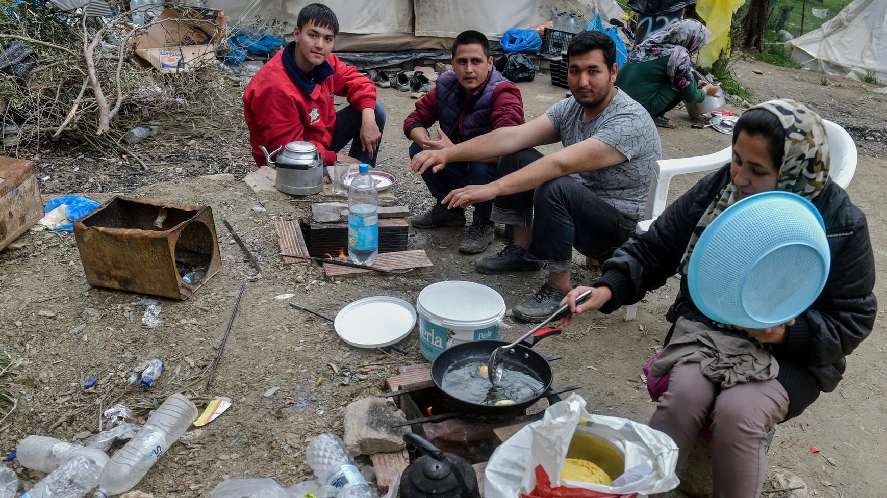 Flüchtlinge kochen: Die Lebensbedingungen in dem Camp auf Lesbos sind "erbärmlich", sagt Laschet.