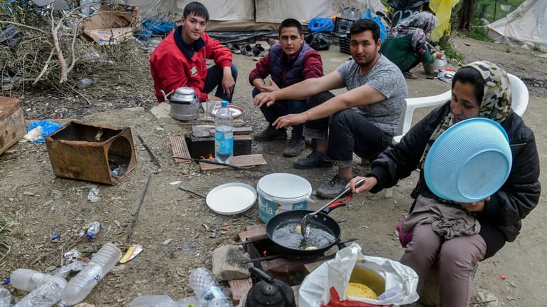Flüchtlinge kochen: Die Lebensbedingungen in dem Camp auf Lesbos sind "erbärmlich", sagt Laschet.