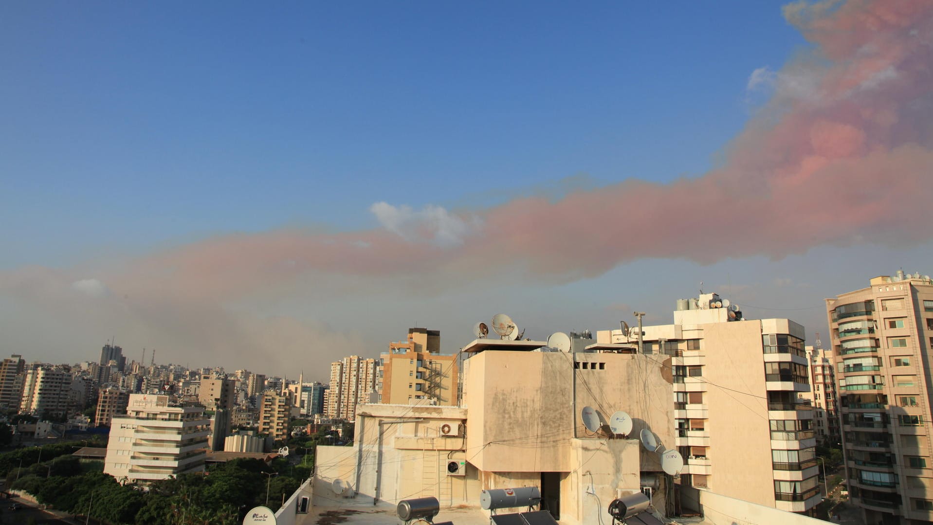 Große Teile des Hafens wurden vollständig zerstört. Beirut, in dessen Großraum schätzungsweise bis zu 2,4 Millionen Menschen leben, wurde zur "Katastrophen-Stadt" erklärt. "Es ist eine Katastrophe im wahrsten Sinne des Wortes", sagte Gesundheitsminister Hamad Hassan beim Besuch eines Krankenhauses.