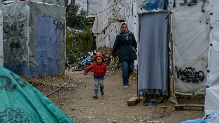 Eine Frau und ein Kind im Flüchtlingslager Moria: Mit viel Geld wird versucht, die Menschen zur Rückkehr in ihre Heimat zu bewegen.
