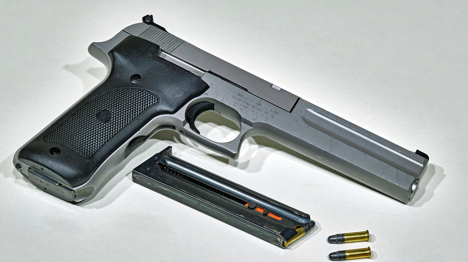 Eine Sportpistole liegt neben Munition auf einem Tisch (Symbolbild): In Taucha bei Leipzig stieß die Polizei bei einer Hausdurchsuchung eines Seniors auf ein großes Waffenlager. Eine Sportpistole liegt neben Munition auf einem Tisch (Symbolbild): In Taucha bei Leipzig stieß die Polizei bei einer Hausdurchsuchung eines Seniors auf ein großes Waffenlager.