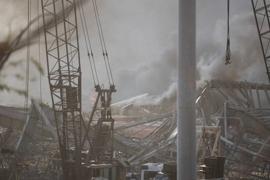 Rauch steigt nach einer Explosion über den Trümmern eines zerstörten Gebäudes auf.