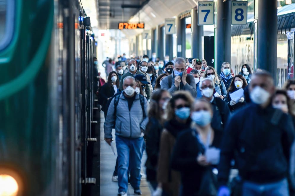 Der mailändische Bahnhof: In Italien sind deutlich mehr Menschen als angenommen mit dem Coronavirus infiziert.