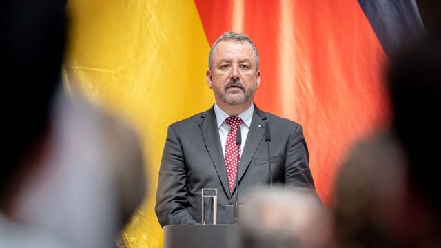 Bernd Fabritius spricht bei einer Veranstaltung: Der BdV-Präsident erinnert mit einer Kranzniederlegung am Charta-Denkmal an das Jubiläum der Stuttgarter Charta. Bernd Fabritius spricht bei einer Veranstaltung: Der BdV-Präsident erinnert mit einer Kranzniederlegung am Charta-Denkmal an das Jubiläum der Stuttgarter Charta.