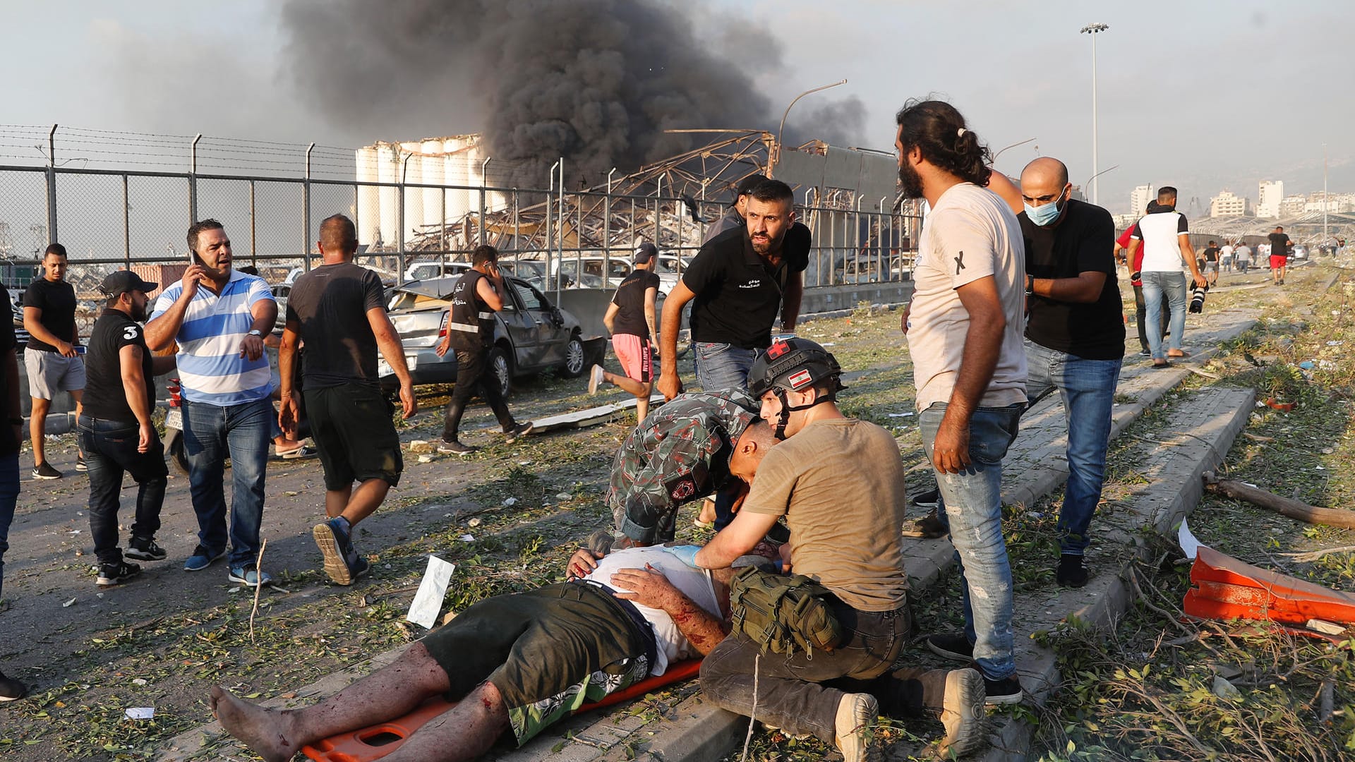 Helfer bergen einen Verwundeten in Beirut.