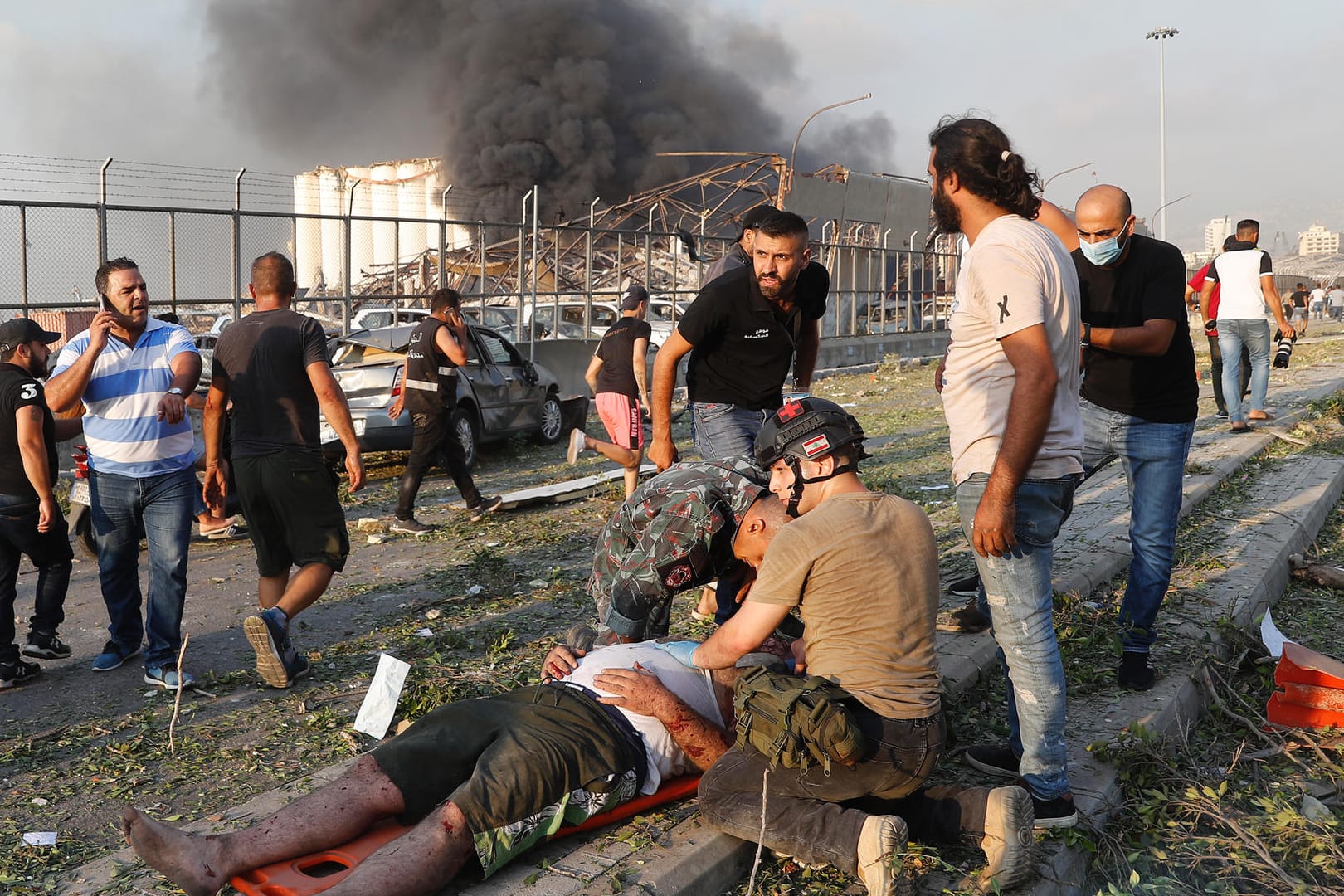 Helfer bergen einen Verwundeten in Beirut.