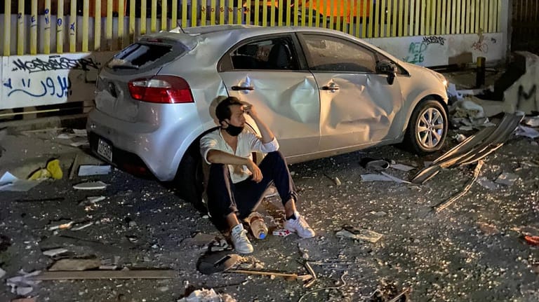 Serkan Eren: Erschöpft sitzt der 36-jährige Stuttgarter in einer Straße in Beirut. Er war in die Innenstadt gefahren, um nach der gewaltigen Detonation zu helfen.