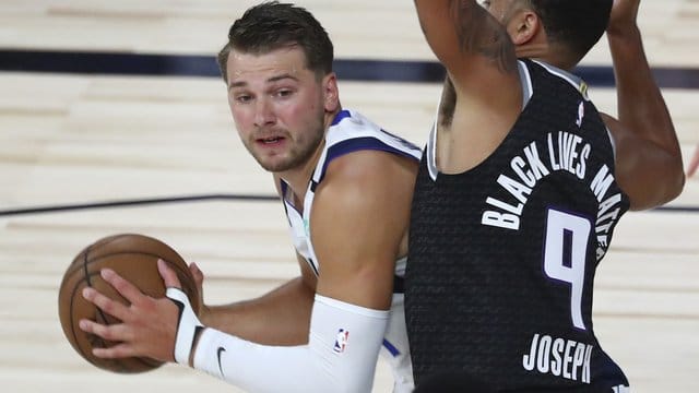 Der starke Mavericks-Spieler Luka Doncic (l) setzt sich gegen Cory Joseph durch. Der starke Mavericks-Spieler Luka Doncic (l) setzt sich gegen Cory Joseph durch.