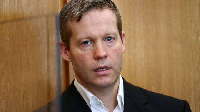 Stephan Ernst hat vor Gericht zugegeben, den tödlichen Schuss auf den CDU-Politiker Walter Lübcke abgegeben zu haben. Stephan Ernst hat vor Gericht zugegeben, den tödlichen Schuss auf den CDU-Politiker Walter Lübcke abgegeben zu haben.