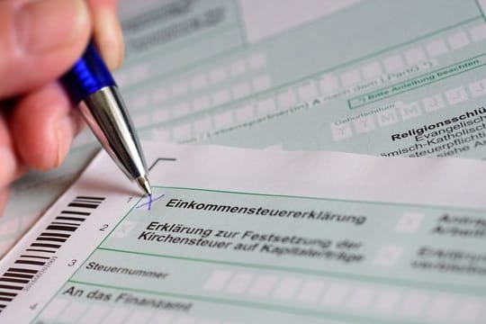 Offizielles Formular des Finanzamts wird ausgefüllt.