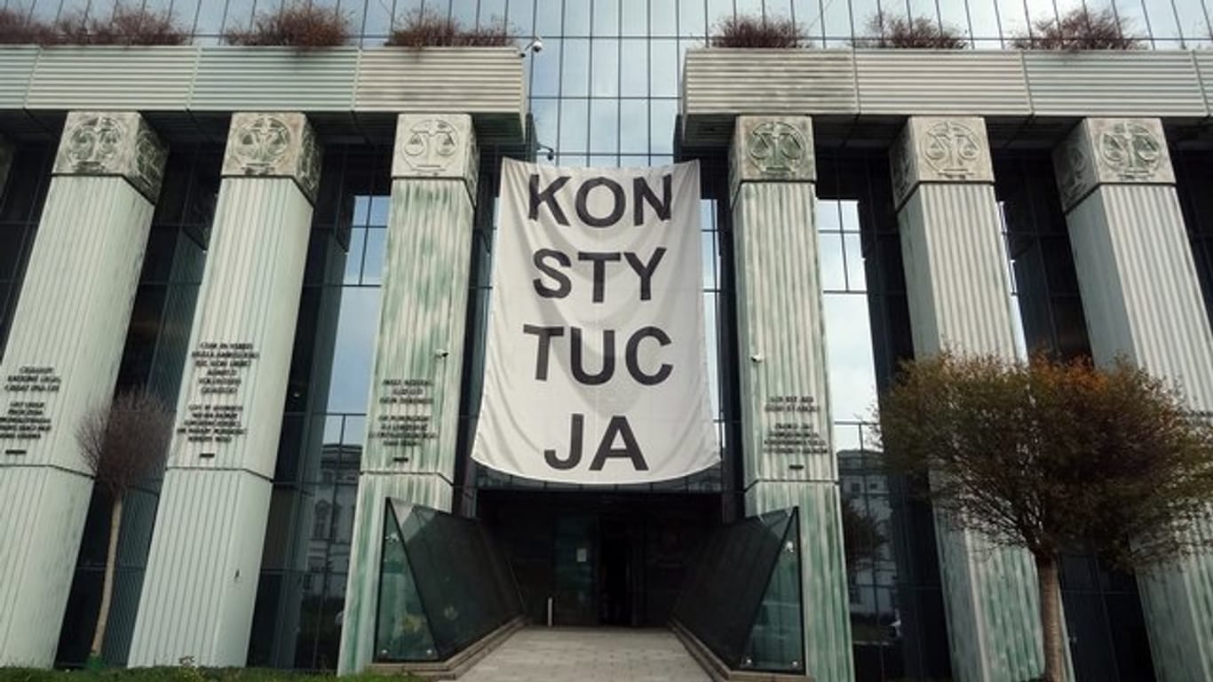 Über dem Eingang des Obersten Gerichts in Warschau hängt ein Banner mit der Aufschrift "Konsytucja" (Verfassung).