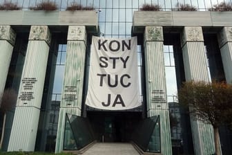 Über dem Eingang des Obersten Gerichts in Warschau hängt ein Banner mit der Aufschrift "Konsytucja" (Verfassung).