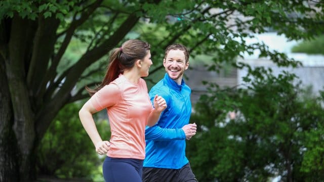 Sport und Bewegung können einer Fettleber vorbeugen.