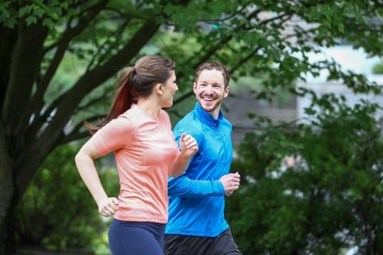 Sport und Bewegung können einer Fettleber vorbeugen.