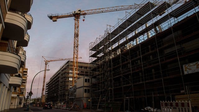 Geschlossene Fonds finanzieren mit dem Geld der Anleger zum Beispiel Immobilien. Geschlossene Fonds finanzieren mit dem Geld der Anleger zum Beispiel Immobilien.