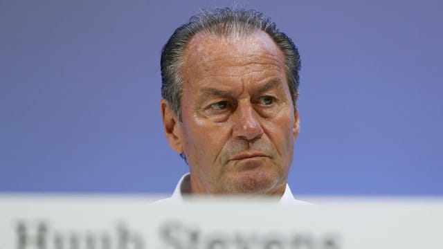 Huub Stevens rät seinem FC Schalke 04 kein Saisonziel auszugeben.