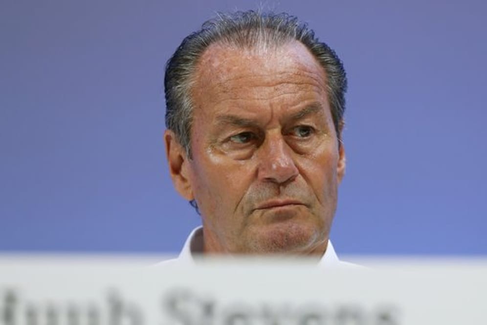 Huub Stevens rät seinem FC Schalke 04 kein Saisonziel auszugeben.