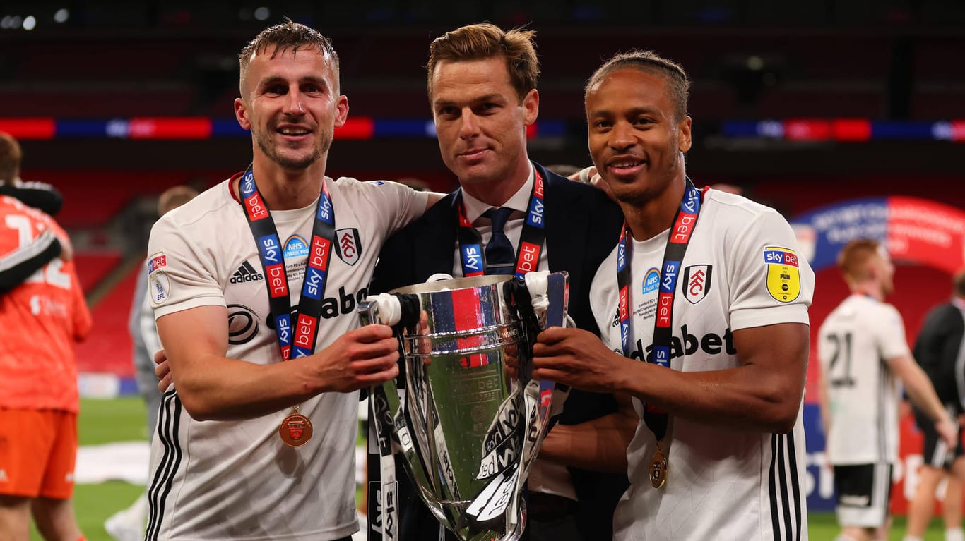 Fulhams Trainer Scott Parker (Mitte) feiert mit Joe Bryan (li.) und Bobby Reid (re.) den Aufstieg in die Premier League,