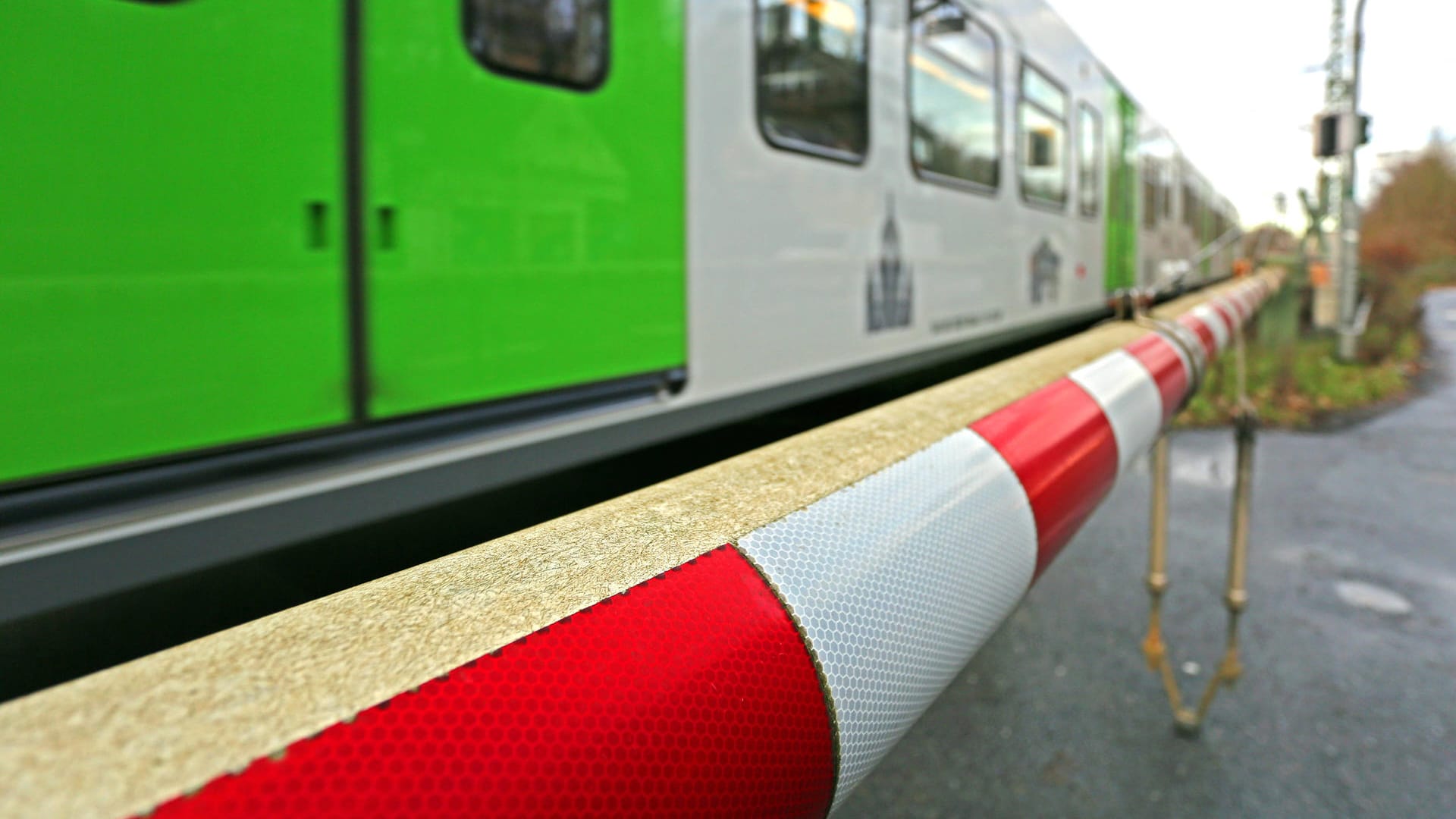Eine Bahn überquert einen Bahnübergang mit heruntergelassenen Schranken (Symbolbild): Eine 35-Jährige wurde in Bonn von einer Straßenbahn erfasst. Eine Bahn überquert einen Bahnübergang mit heruntergelassenen Schranken (Symbolbild): Eine 35-Jährige wurde in Bonn von einer Straßenbahn erfasst.