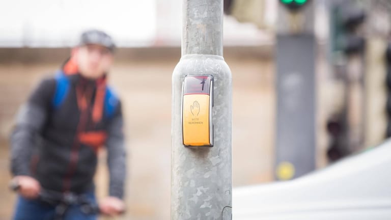 Fahrradfahrer an Fußgängerampel: Viele Ampelkästen haben einen zweiten Knopf an der Unterseite. Warum eigentlich?