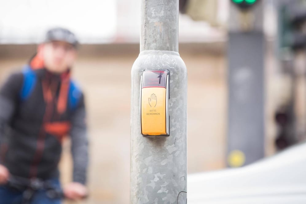 Fahrradfahrer an Fußgängerampel: Viele Ampelkästen haben einen zweiten Knopf an der Unterseite. Warum eigentlich?
