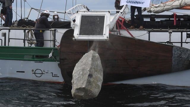 Greenpeace-Aktivisten versenken Granitblöcke im Meer Greenpeace-Aktivisten versenken Granitblöcke im Meer