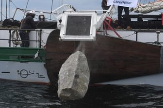 Greenpeace-Aktivisten versenken Granitblöcke im Meer