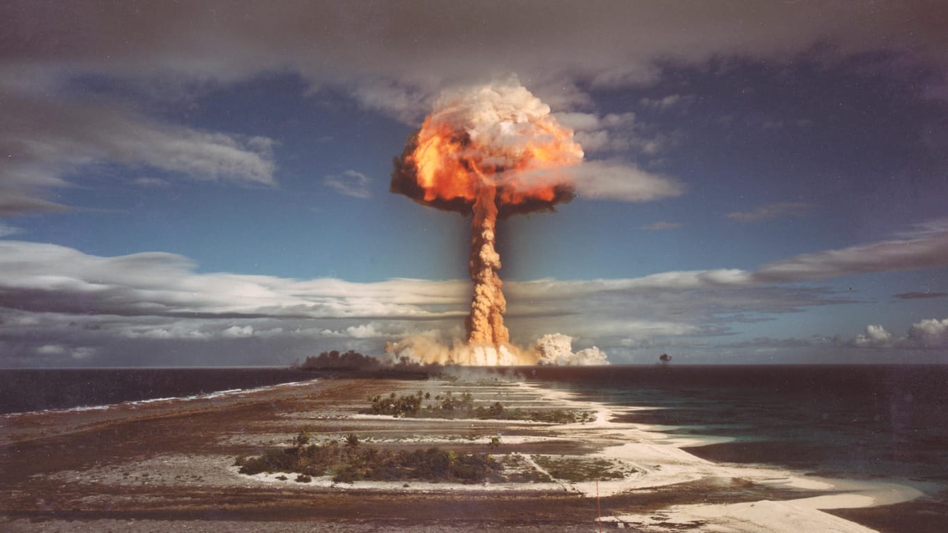 Französischer Atomwaffentest auf Mururoa 1970: Seit der Zerstörung Hiroshimas und Nagasakis hat sich das Zerstörungspotential von Nuklearwaffen vervielfacht.