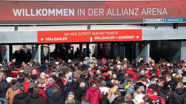 Die Politik muss über eine mögliche Rückkehr der Fußball-Fans in die Stadien entscheiden. Die Politik muss über eine mögliche Rückkehr der Fußball-Fans in die Stadien entscheiden.