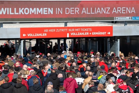 Die Politik muss über eine mögliche Rückkehr der Fußball-Fans in die Stadien entscheiden.