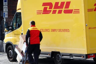 DHL-Paketzusteller: Die Deutsche Post, zu der auch DHL gehört, profitiert vom Online-Handel.