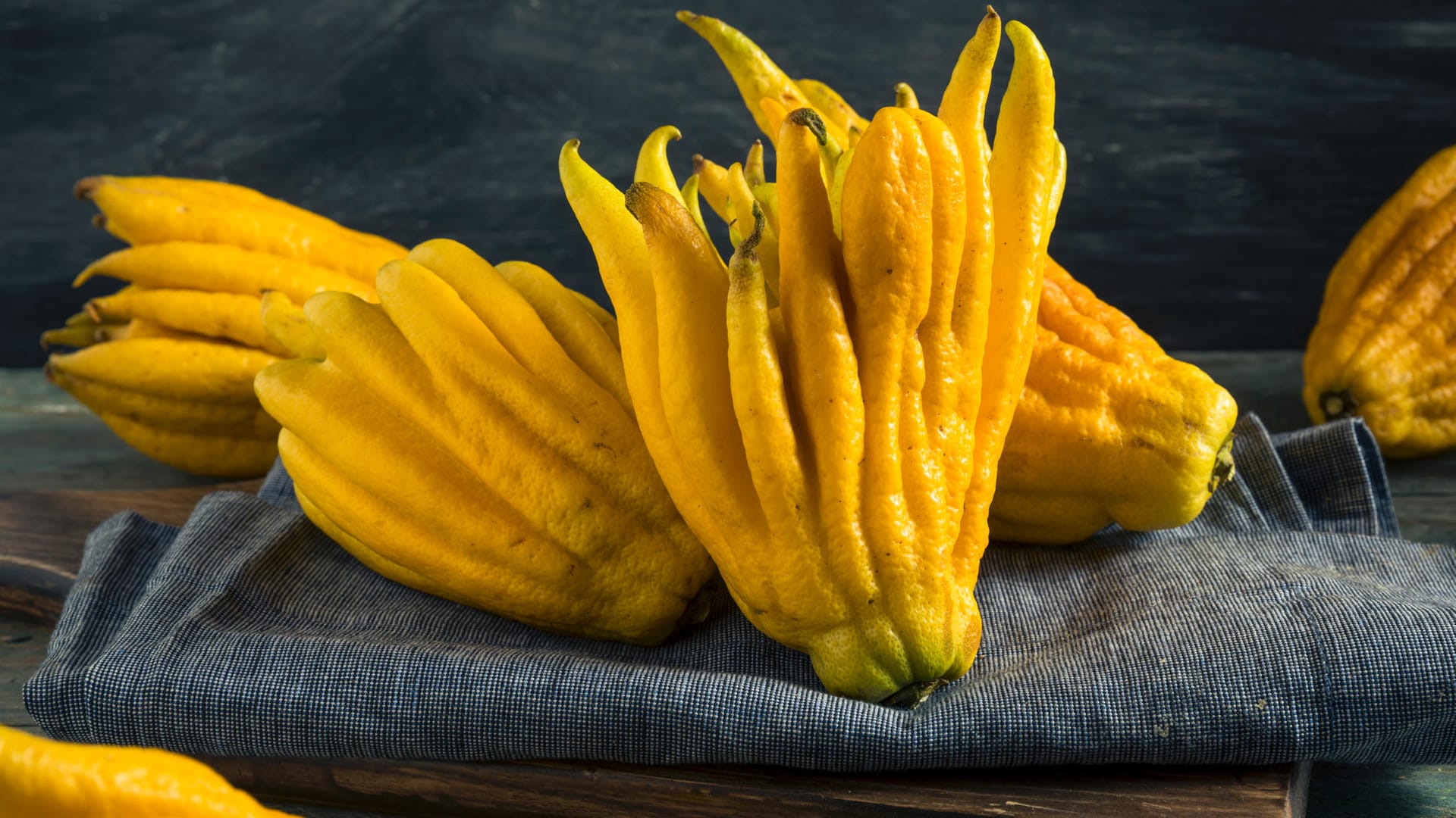 Buddhas Hand: Die Zitronensorte ist recht ungewöhnlich geformt. Ihre Verästelungen sehen aus wie lange Finger.