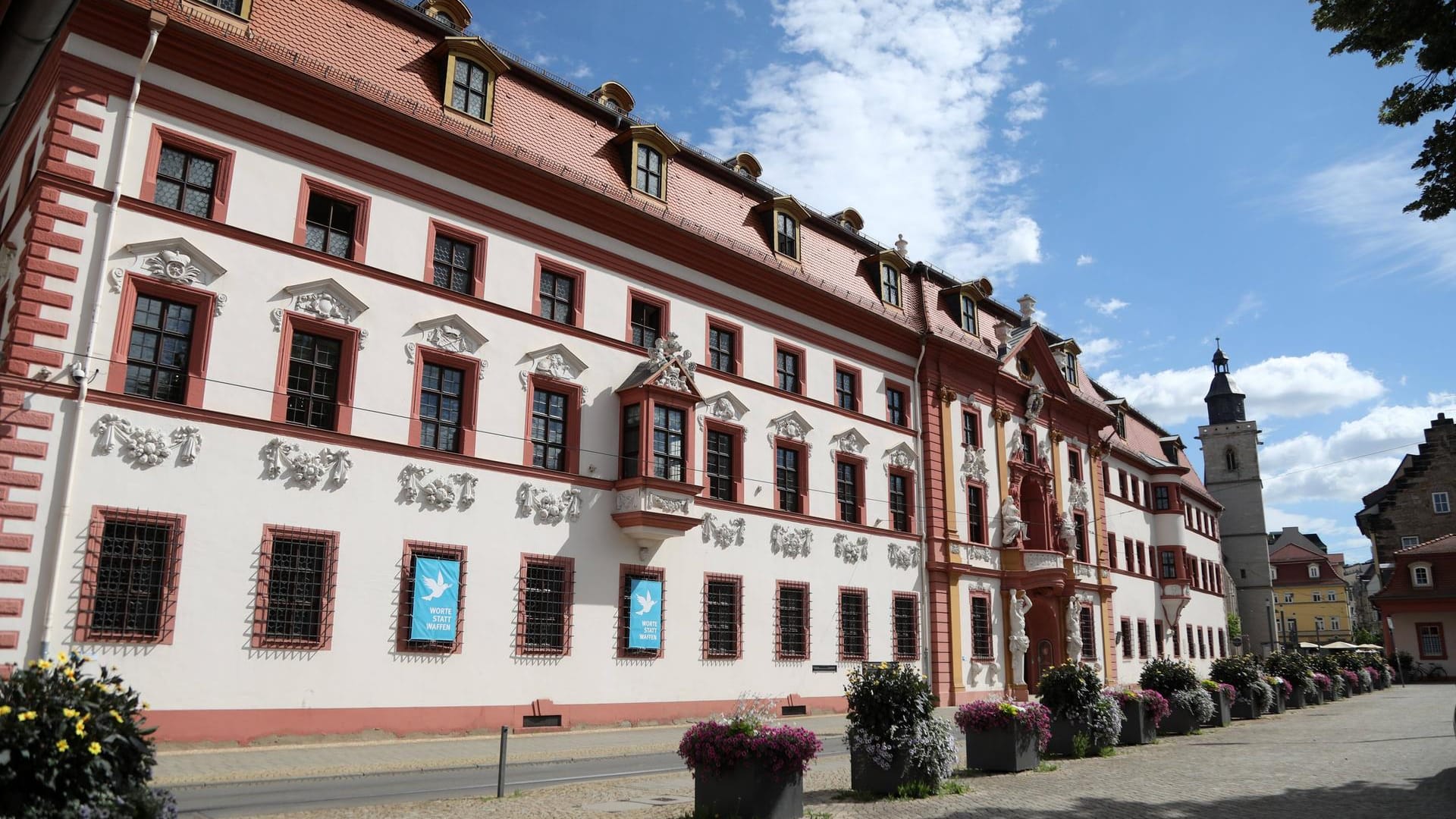 Die Thüringer Staatskanzlei in Erfurt: Nach einem Angriff auf eine Gruppe Menschen vor dem Gebäude hat die Polizei nun Durchsuchungen durchgeführt.