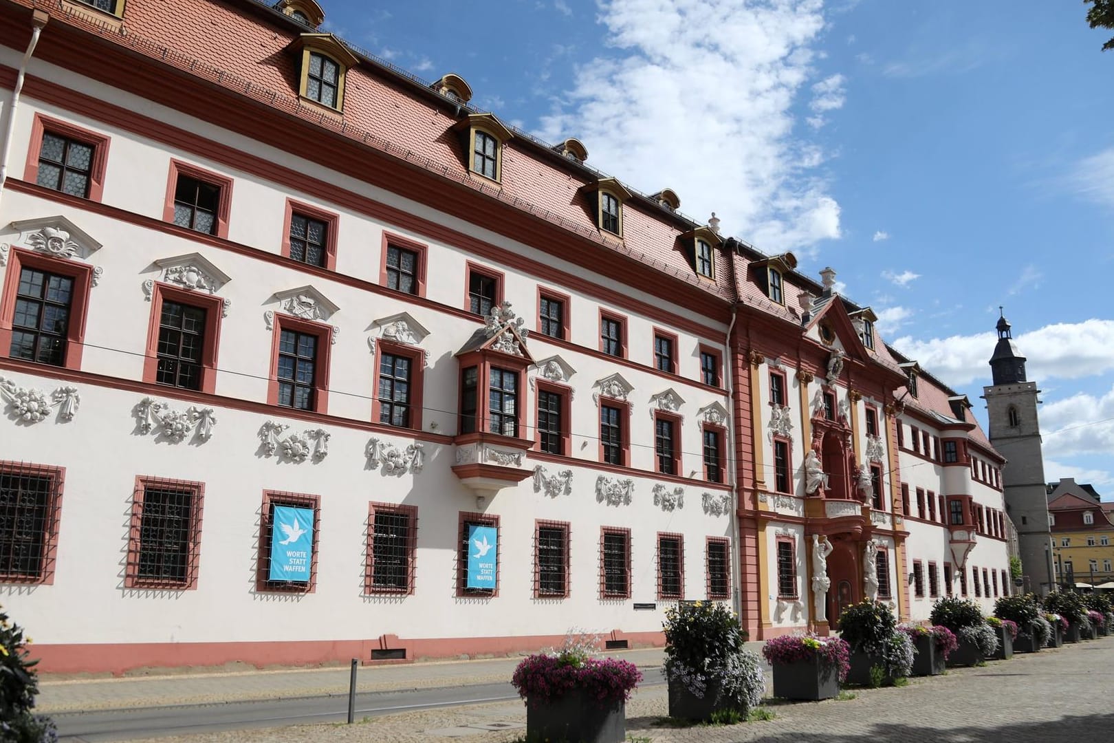 Die Thüringer Staatskanzlei in Erfurt: Nach einem Angriff auf eine Gruppe Menschen vor dem Gebäude hat die Polizei nun Durchsuchungen durchgeführt.