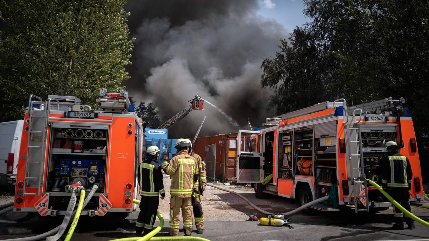 Die Feuerwehr im Einsatz bei einem Großbrand mit starker Rauchentwicklung (Symbolbild): In Velbert bei Essen gab es eine Verpuffung in einem Recyclingbetrieb.