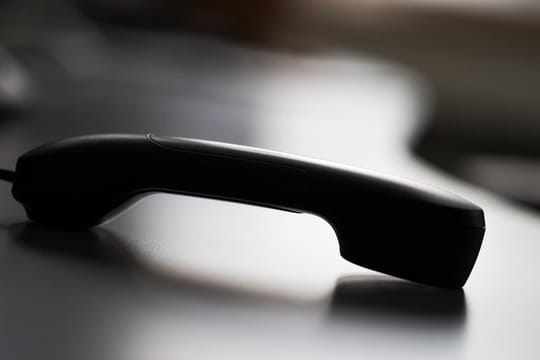 Die Bundesregierung muss eine europäische Richtlinie zum Schutz von Hinweisgebern umsetzen - möglichst umfassend, fordern Verbände.