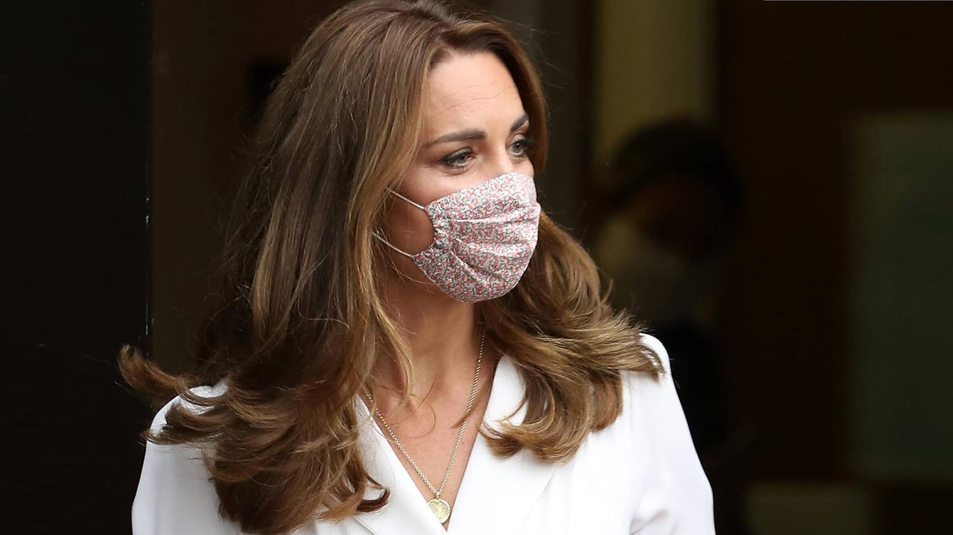 Herzogin Kate: Sie zeigt sich mit einer Maske mit Blümchen-Muster.