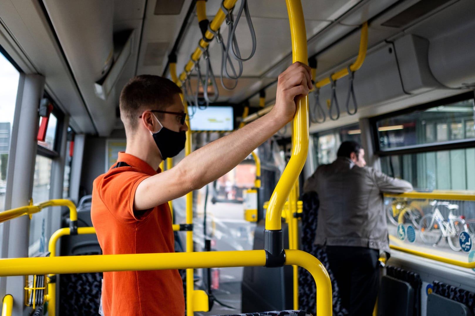 Abstand halten und Maske tragen: Wer sich künftig in Niedersachsen und Nordrhein-Westfalen nicht daran hält, muss 150 Euro zahlen.